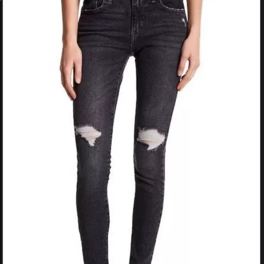 Woman Levi’s 721 skinny jeans